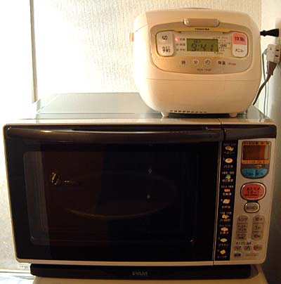 炊飯器が高い位置にあって
ちょっと不便…（笑）

あと、余談ですが、炊飯器は
５合炊いている最中です！
堂々？と御飯を冷凍することが
出来るので貯め炊き？です。