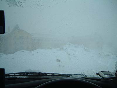 悪天候…。
車から出る気が起こらない…。
出ようとすると突風に押し戻させる…。